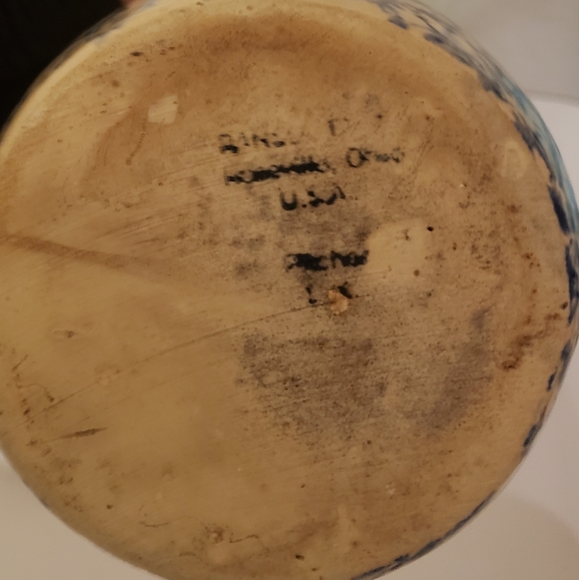 Roseville Ransbottom Pitcher - Picture 4 of 4